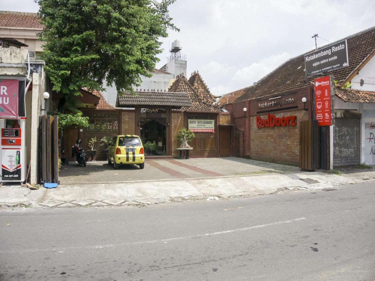 Reddoorz Syariah @ Lempuyangan Hotel Джокякарта Екстериор снимка